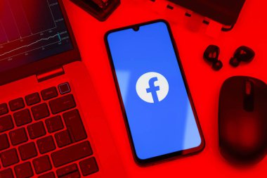 Prag, Çek Cumhuriyeti - 10 21 2024: Facebook logosu gösteren akıllı telefon.