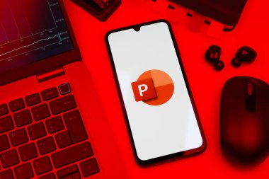 Prag, Çek Cumhuriyeti - 10 21 2024: Powerpoint logosunu gösteren akıllı telefon.