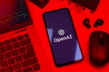 Prag, Çek Cumhuriyeti - 10 21 2024: OpenAI logosunu gösteren akıllı telefon.