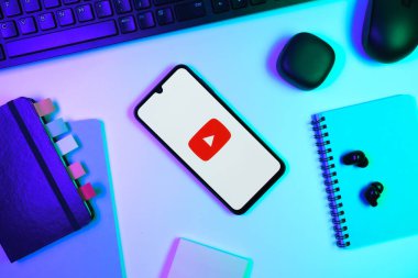 Prag, Çek Cumhuriyeti - 10 21 2024: Youtube logosunu gösteren akıllı telefon.