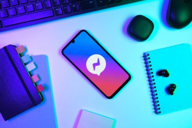 Prag, Çek Cumhuriyeti - 10 21 2024: Haberci logosunu gösteren akıllı telefon.