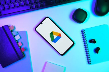 Prag, Çek Cumhuriyeti - 10 21 2024: Google Drive logosunu gösteren akıllı telefon.