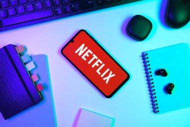 Prag, Çek Cumhuriyeti - 10 21 2024: Netflix logosunu gösteren akıllı telefon.