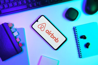 Prag, Çek Cumhuriyeti - 10 21 2024: Airbnb logosunu gösteren akıllı telefon.