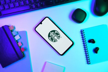 Prag, Çek Cumhuriyeti - 10 21 2024: Starbucks logosunu gösteren akıllı telefon.