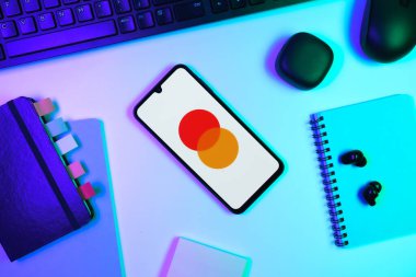 Prag, Çek Cumhuriyeti - 10 21 2024: Mastercard logosunu gösteren akıllı telefon.