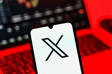 Prag, Çek Cumhuriyeti - 10 21 2024: X logosu gösteren akıllı telefon.