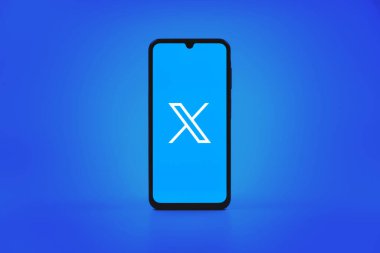 Prag, Çek Cumhuriyeti - 10 21 2024: X logosu gösteren akıllı telefon.