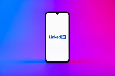 Prag, Çek Cumhuriyeti - 10 21 2024: Yüzeyde LinkedIn logosunu gösteren akıllı telefon.