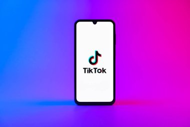 Prag, Çek Cumhuriyeti - 10 21 2024: Tiktok logosunu gösteren akıllı telefon.