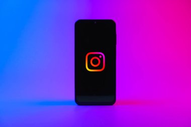Prag, Çek Cumhuriyeti - 10 21 2024: Instagram logosu gösteren akıllı telefon.