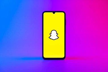 Prag, Çek Cumhuriyeti - 10 21 2024: Snapchat logosunu gösteren akıllı telefon.