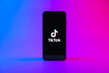Prag, Çek Cumhuriyeti - 10 21 2024: Tiktok logosunu gösteren akıllı telefon.