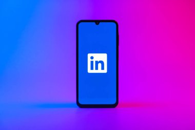 Prag, Çek Cumhuriyeti - 10 21 2024: Yüzeyde LinkedIn logosunu gösteren akıllı telefon.