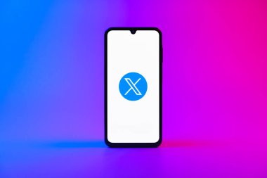 Prag, Çek Cumhuriyeti - 10 21 2024: X logosu gösteren akıllı telefon.