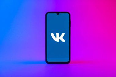 Prag, Çek Cumhuriyeti - 10 21 2024: VK logosunu gösteren akıllı telefon.