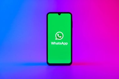 Prag, Çek Cumhuriyeti - 10 21 2024: Yüzeyde WhatsApp logosunu gösteren akıllı telefon.