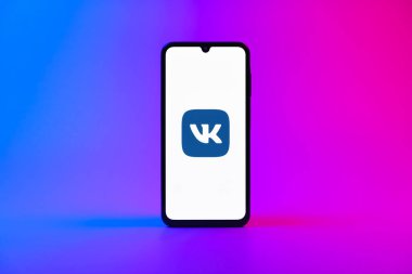 Prag, Çek Cumhuriyeti - 10 21 2024: VK logosunu gösteren akıllı telefon.