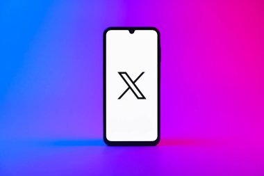 Prag, Çek Cumhuriyeti - 10 21 2024: X logosu gösteren akıllı telefon.