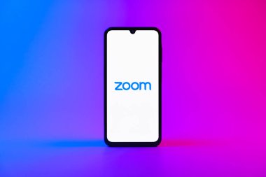 Prag, Çek Cumhuriyeti - 10 21 2024: Zoom logosunu gösteren akıllı telefon.