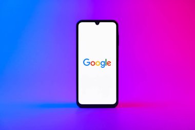 Prag, Çek Cumhuriyeti - 10 21 2024: Google logosunu gösteren akıllı telefon.