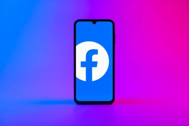 Prag, Çek Cumhuriyeti - 10 21 2024: Facebook logosu gösteren akıllı telefon.