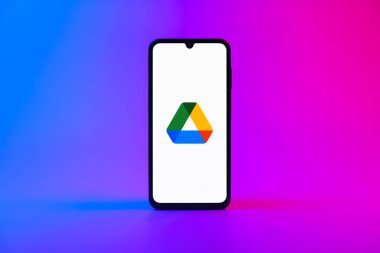 Prag, Çek Cumhuriyeti - 10 21 2024: Google Drive logosunu gösteren akıllı telefon.