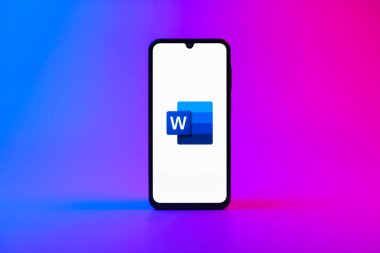 Prag, Çek Cumhuriyeti - 10 21 2024: Kelime logosunu gösteren akıllı telefon.