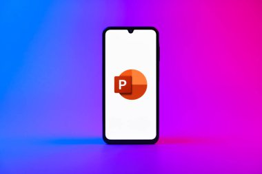 Prag, Çek Cumhuriyeti - 10 21 2024: Powerpoint logosunu gösteren akıllı telefon.