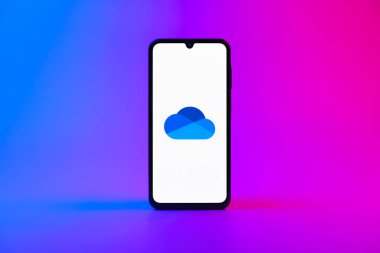 Prag, Çek Cumhuriyeti - 10 21 2024: Yüzeyde OneDrive logosu gösteren akıllı telefon.