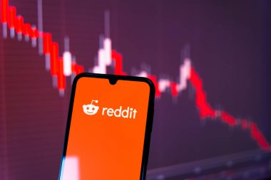 Prag, Çek Cumhuriyeti - 10 21 2024: Reddit logosunu gösteren akıllı telefon.