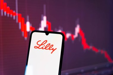 Prag, Çek Cumhuriyeti - 10 21 2024: Eli Lilly logosunu gösteren akıllı telefon.