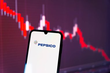 Prag, Çek Cumhuriyeti - 10 21 2024: Pepsico logosunu gösteren akıllı telefon.