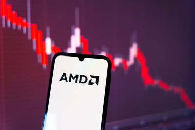 Prag, Çek Cumhuriyeti - 10 21 2024: Yüzeyde AMD logosu gösteren akıllı telefon.