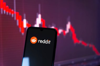 Prag, Çek Cumhuriyeti - 10 21 2024: Reddit logosunu gösteren akıllı telefon.