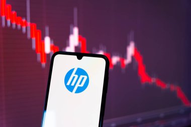 Prag, Çek Cumhuriyeti - 10 21 2024: Hewlett-Packard logosunu gösteren akıllı telefon.