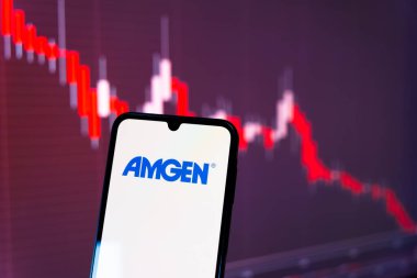 Prag, Çek Cumhuriyeti - 10 21 2024: Amgen logosunu gösteren akıllı telefon.