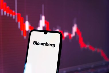 Prag, Çek Cumhuriyeti - 10 21 2024: Bloomberg logosunu gösteren akıllı telefon.