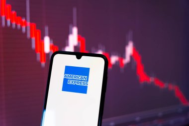 Prag, Çek Cumhuriyeti - 10 21 2024: Amerikan Ekspres logosunu gösteren akıllı telefon.