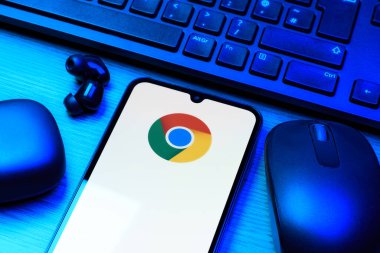 Prag, Çek Cumhuriyeti - 10 21 2024: Yüzeyde Chrome logosu gösteren akıllı telefon.