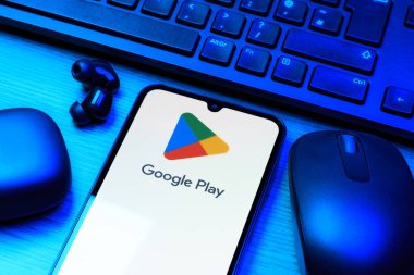 Prag, Çek Cumhuriyeti - 10 21 2024: Google Play logosunu gösteren akıllı telefon.