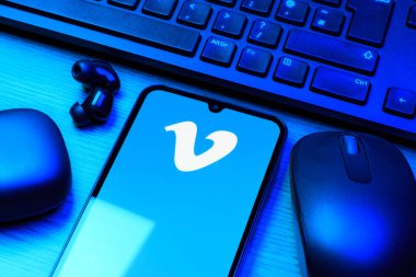 Prag, Çek Cumhuriyeti - 10 21 2024: Vimeo logosunu gösteren akıllı telefon.