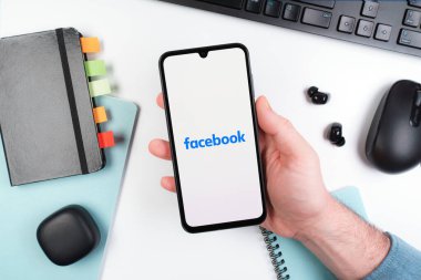 Prag, Çek Cumhuriyeti - 10 21 2024: Facebook logosu gösteren akıllı telefon.