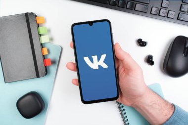 Prag, Çek Cumhuriyeti - 10 21 2024: VK logosunu gösteren akıllı telefon.