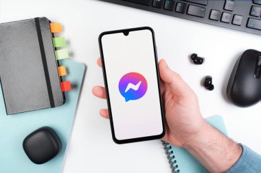 Prag, Çek Cumhuriyeti - 10 21 2024: Haberci logosunu gösteren akıllı telefon.