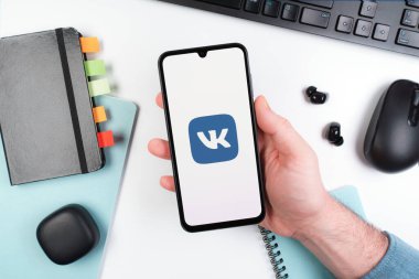 Prag, Çek Cumhuriyeti - 10 21 2024: VK logosunu gösteren akıllı telefon.