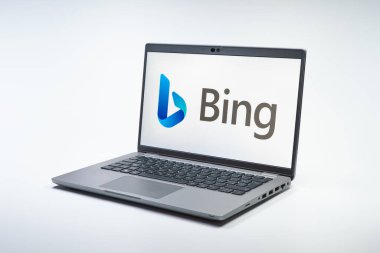 Prag, Çek Cumhuriyeti - 10 21 2024: Yüzeyde Bing logosunu gösteren defter