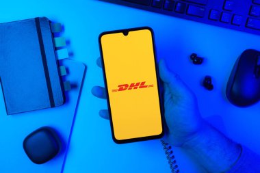 Prag, Çek Cumhuriyeti - 10 21 2024: DHL logosunu gösteren akıllı telefon.