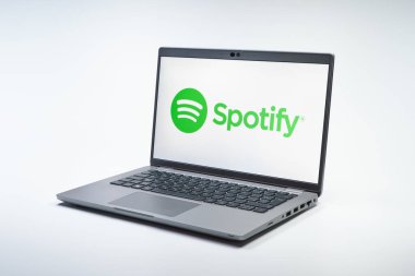 Prag, Çek Cumhuriyeti - 10 21 2024: Spotify logosunu gösteren bir defter