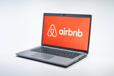 Prag, Çek Cumhuriyeti - 10 21 2024: Airbnb logosunu gösteren bir defter